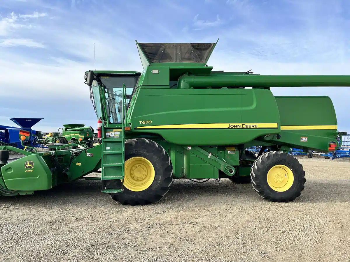 Gallery image 2 for Used 2009 John Deere T670 Combine