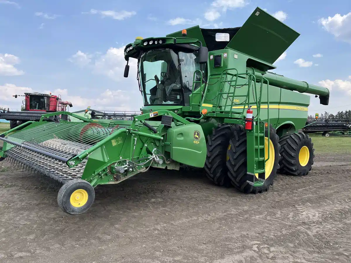 Gallery image 2 for Used 2013 John Deere S690 Combine