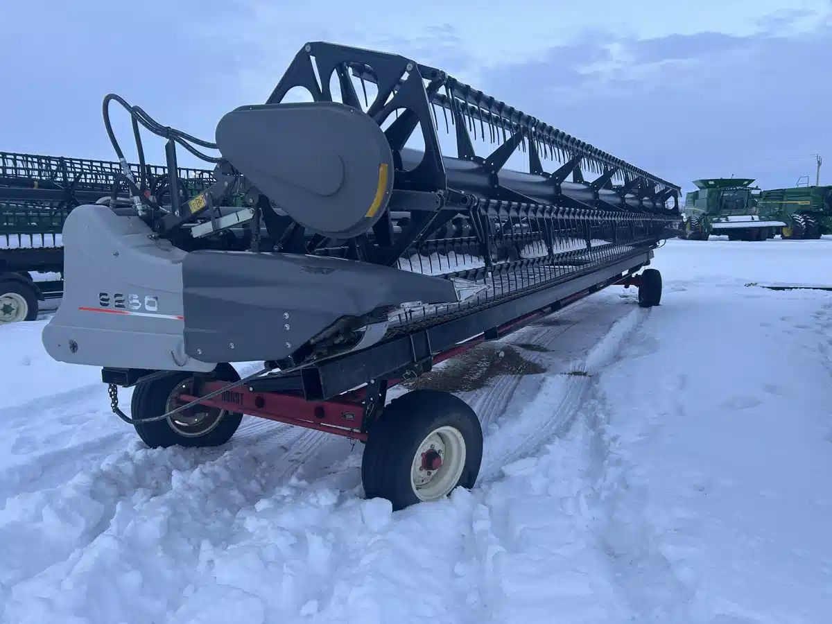 Gallery image 2 for Used 2010 Gleaner 9250 Header - Draper