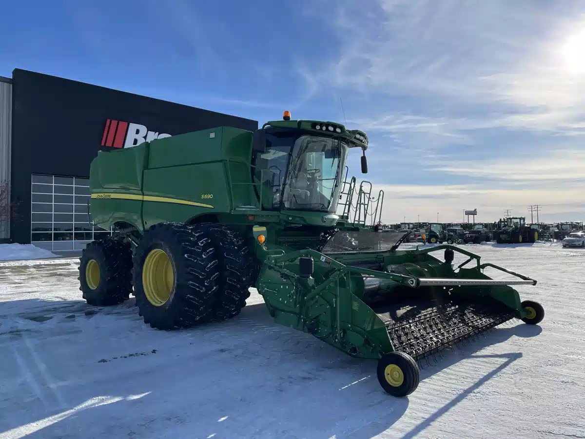 Gallery image 2 for Used 2012 John Deere S690 Combine