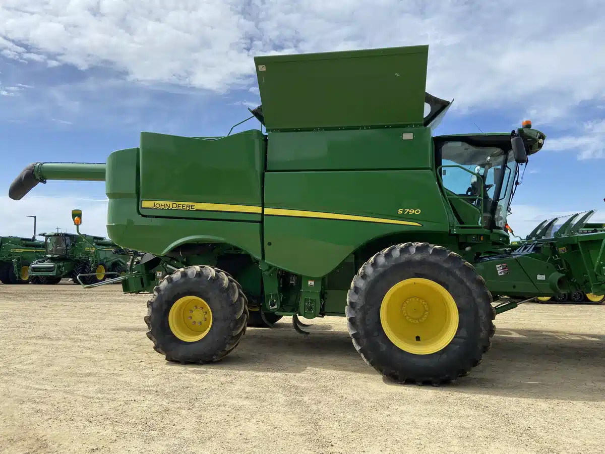 Gallery image 2 for Used 2019 John Deere S790 Combine
