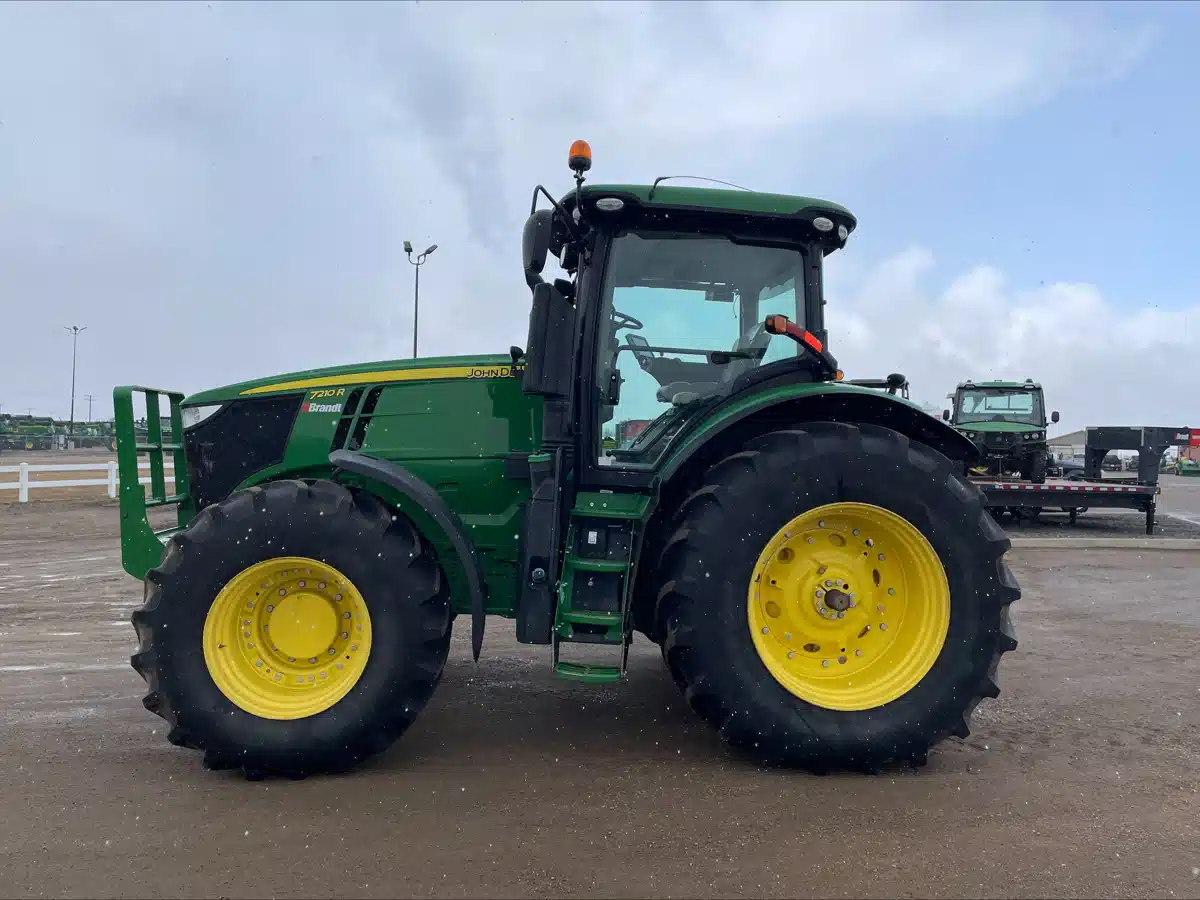 Gallery image 2 for Used 2017 John Deere 7210R Tractor
