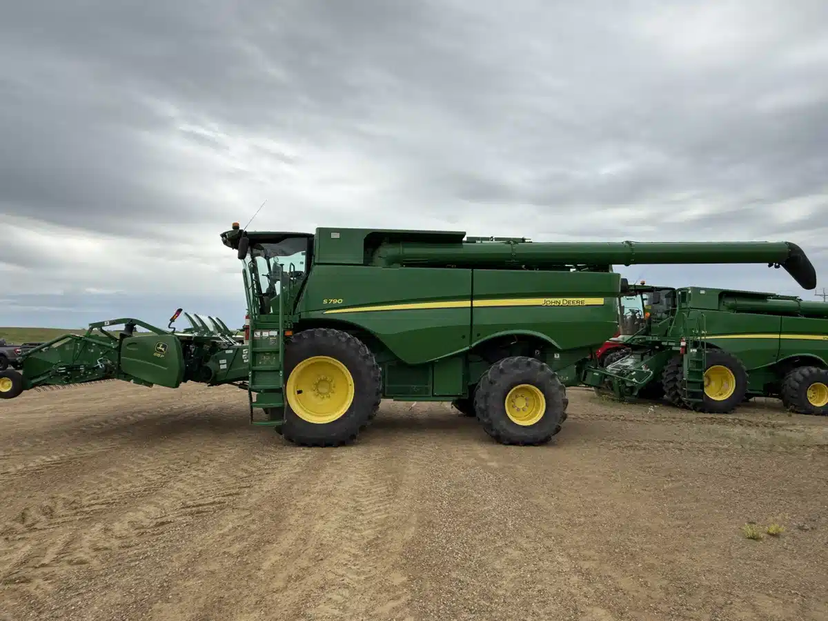 Gallery image 2 for Used 2018 John Deere S790 Combine