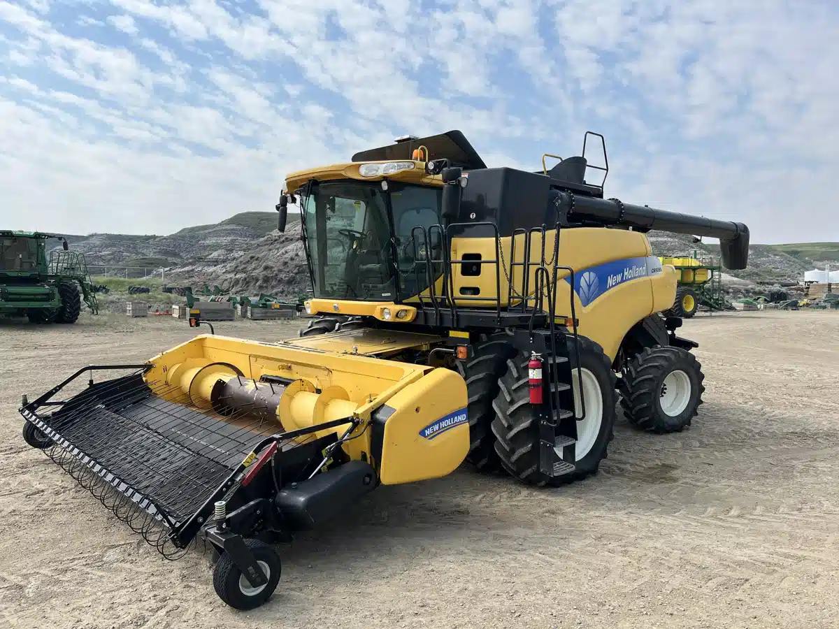 Gallery image 1 for Used 2011 New Holland CR9080 Combine
