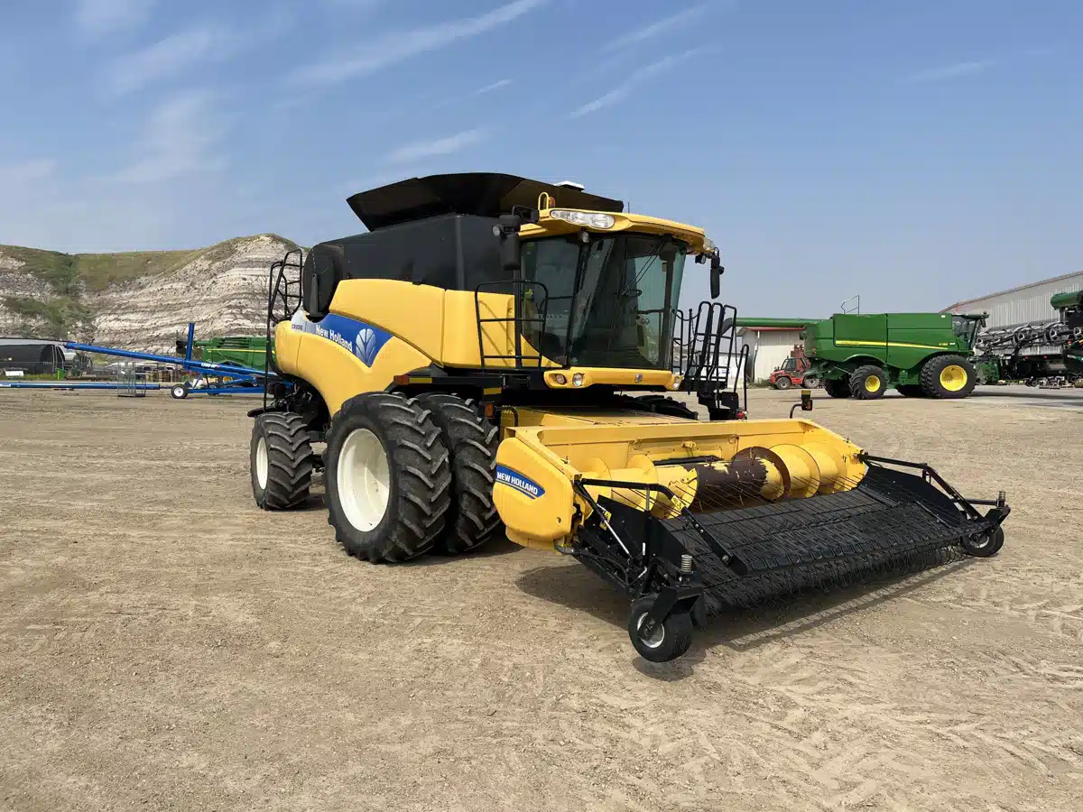 Gallery image 2 for Used 2011 New Holland CR9080 Combine