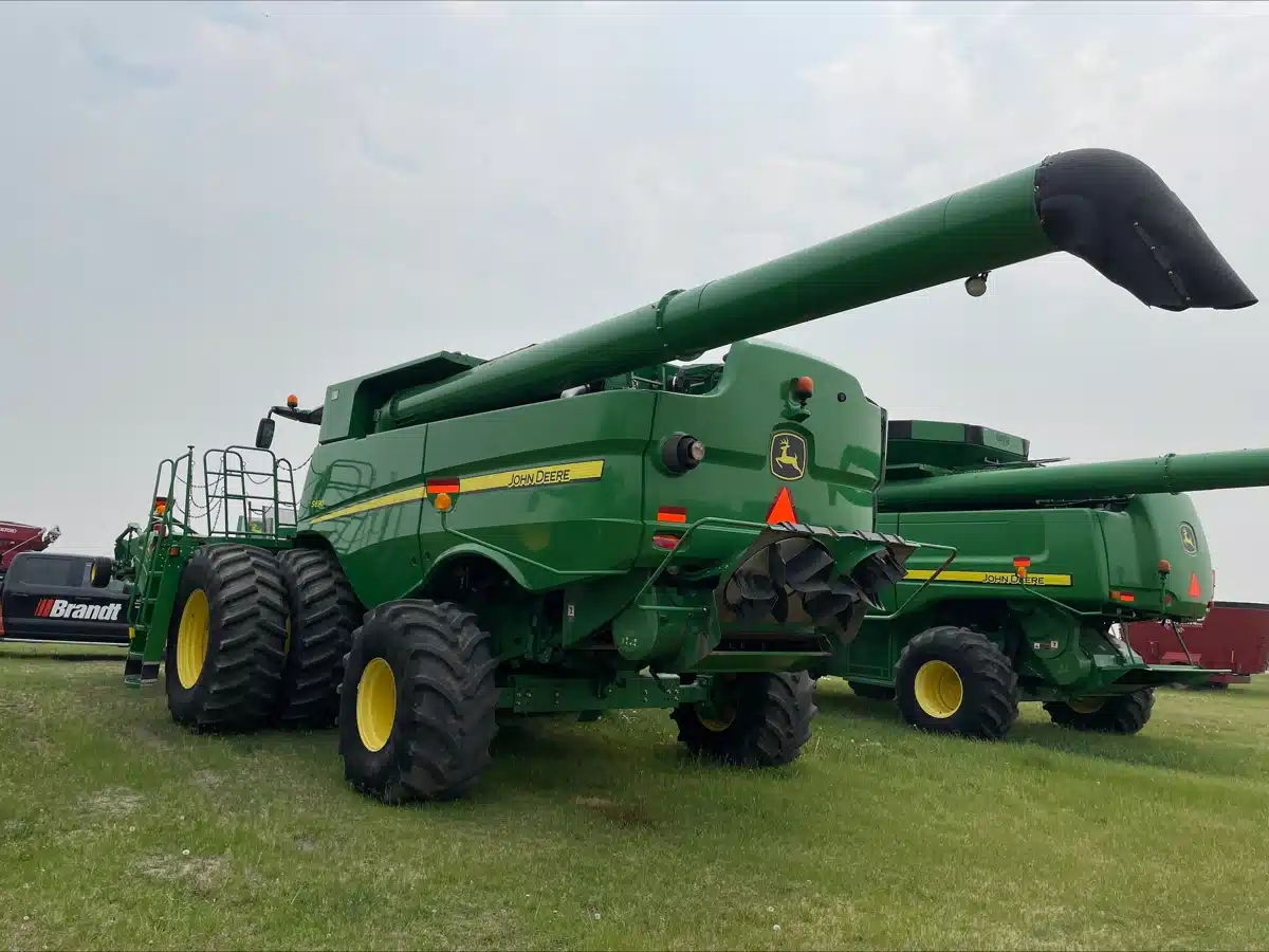 Gallery image 2 for Used 2013 John Deere S690 Combine