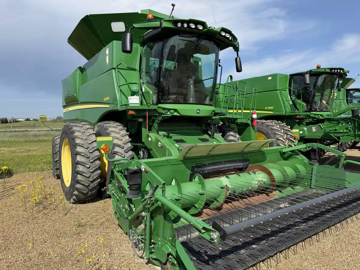 Gallery image 2 for Used 2013 John Deere S690 Combine