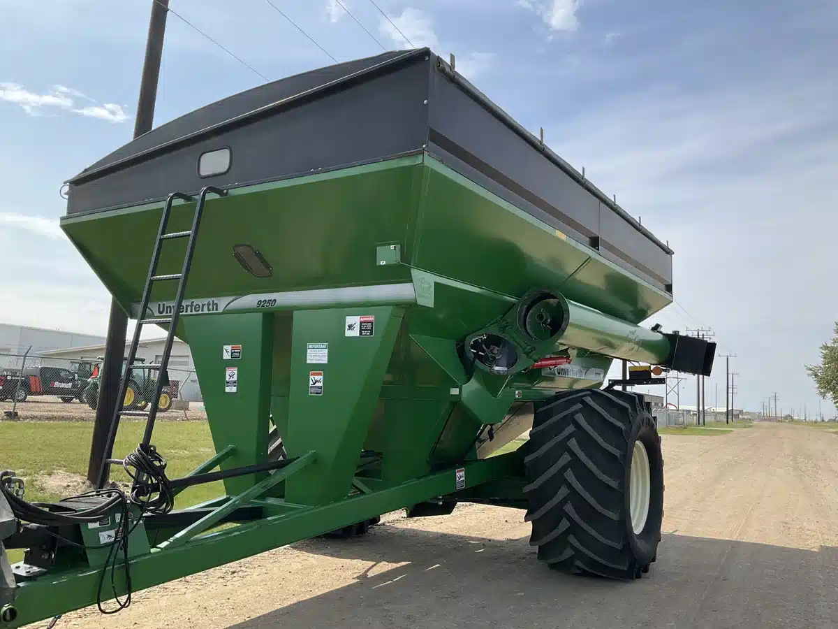 Gallery image 1 for Used 2011 Unverferth 9250 Grain Cart