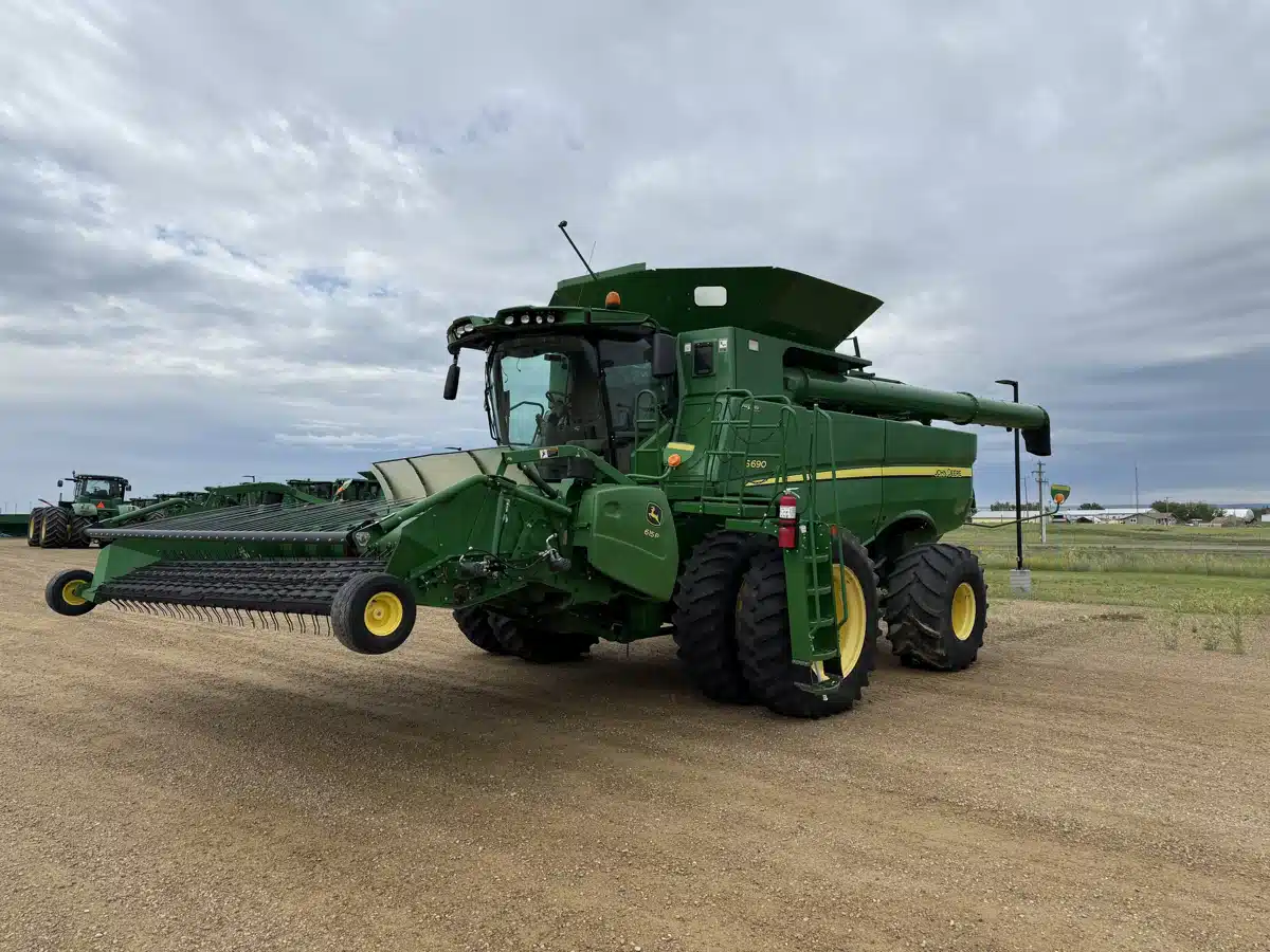 Gallery image 1 for Used 2013 John Deere S690 Combine