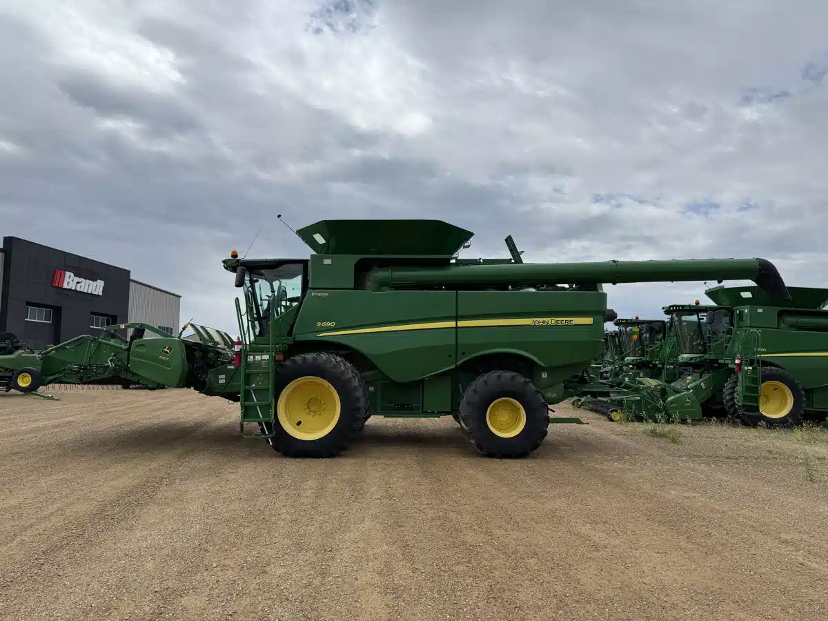 Gallery image 2 for Used 2013 John Deere S690 Combine