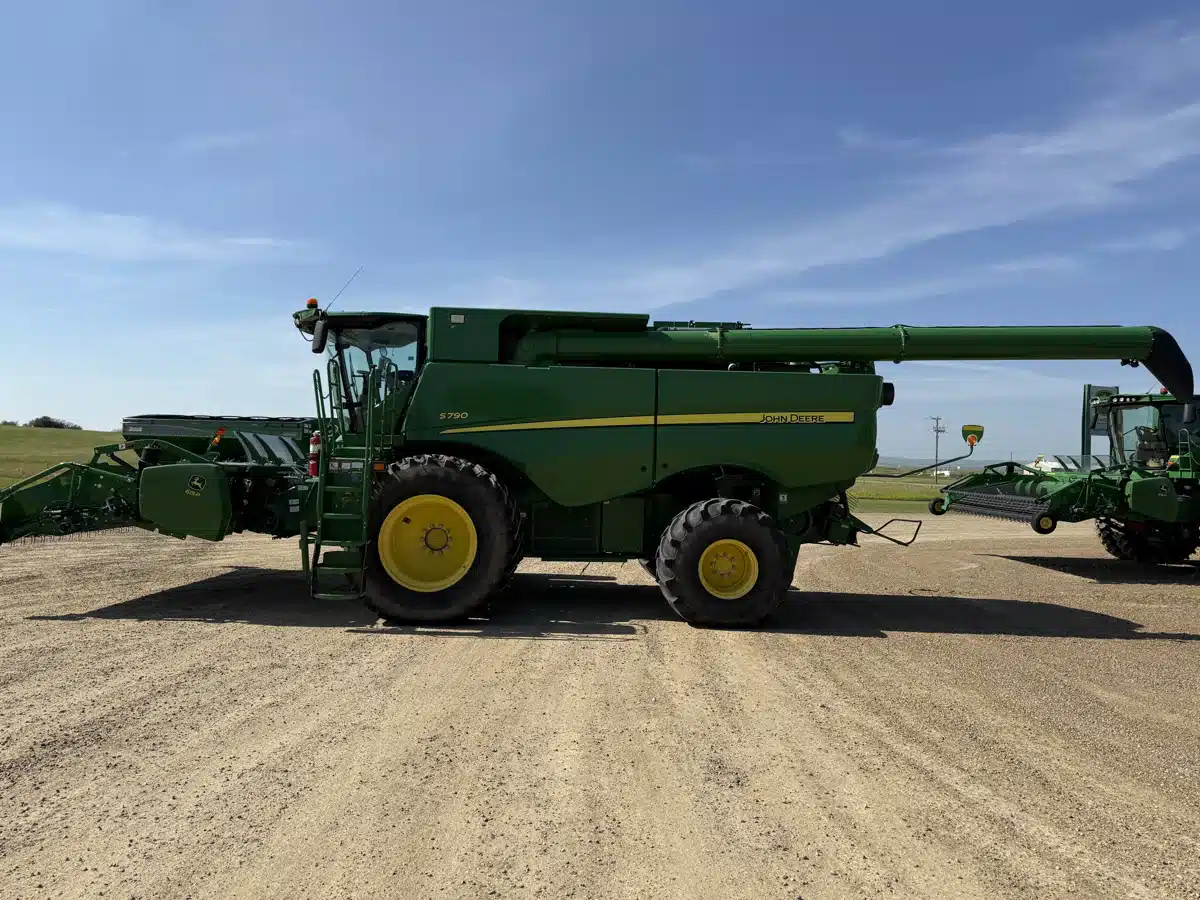 Gallery image 2 for Used 2018 John Deere S790 Combine