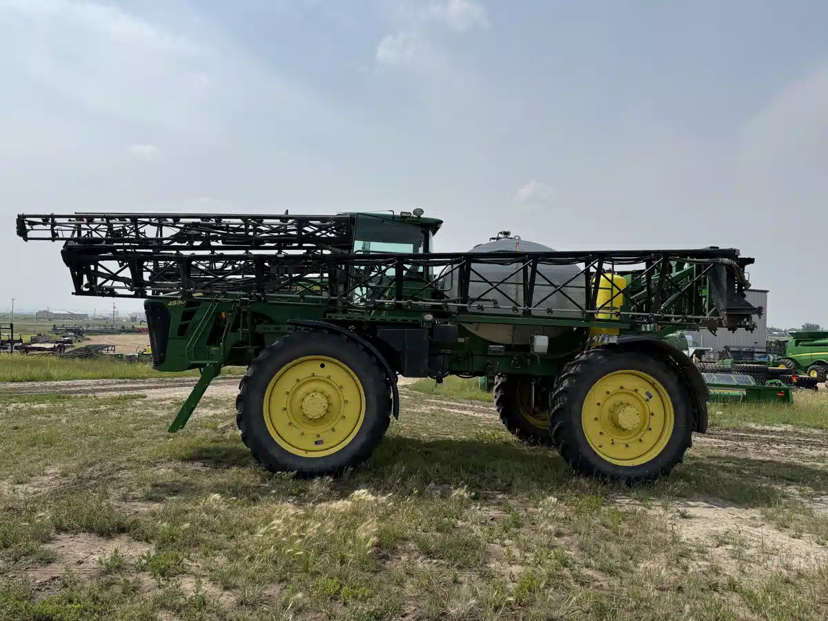 Gallery image 2 for Used 2007 John Deere 4930 Sprayer - Self Propelled