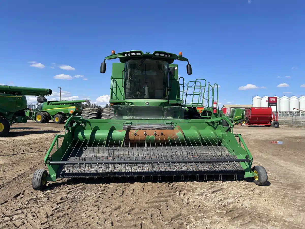 Gallery image 2 for Used 2013 John Deere S690 Combine