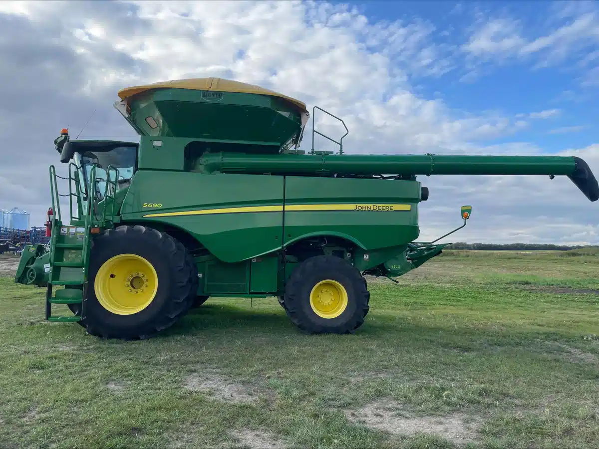 Gallery image 2 for Used 2017 John Deere S690 Combine