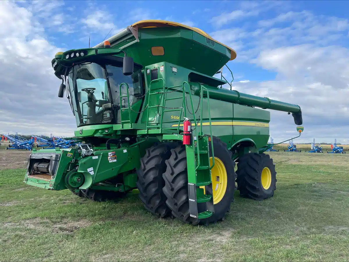 Gallery image 1 for Used 2017 John Deere S690 Combine