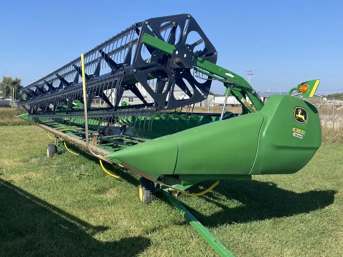 Gallery image 1 for Used 2014 John Deere 635D Header - Draper