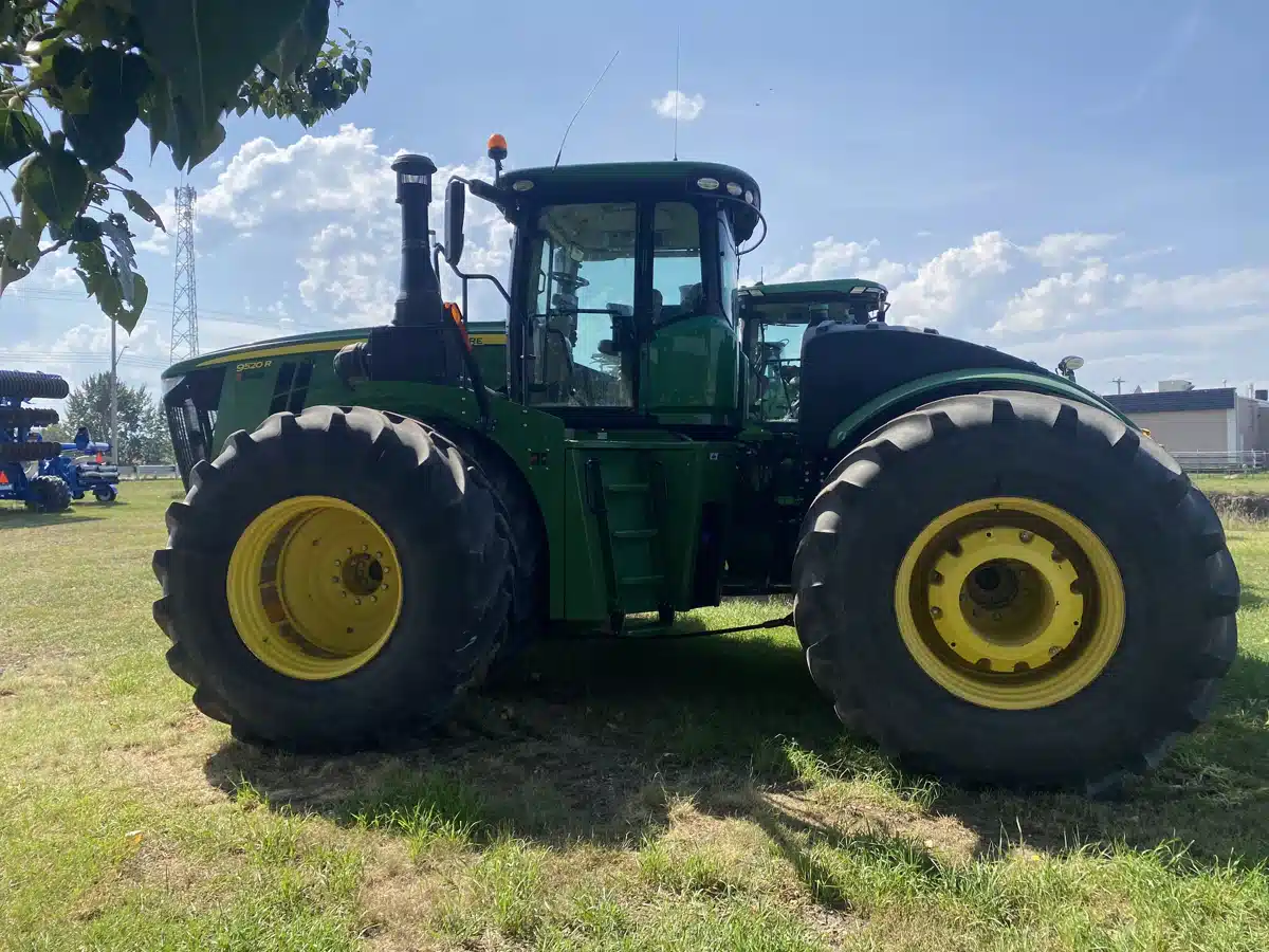 Gallery image 2 for Used 2017 John Deere 9520R Tractor