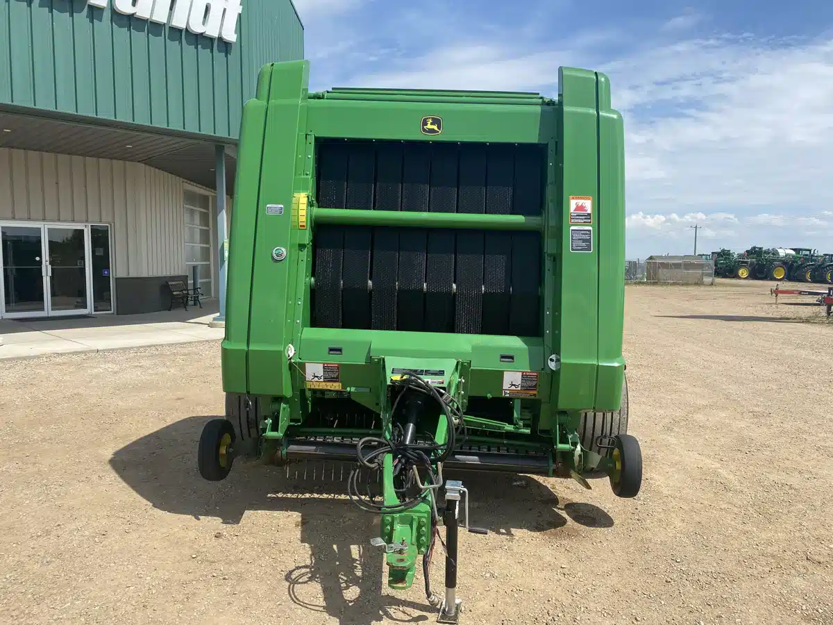 Gallery image 2 for Used 2013 John Deere 569 PREMIUM Round Baler
