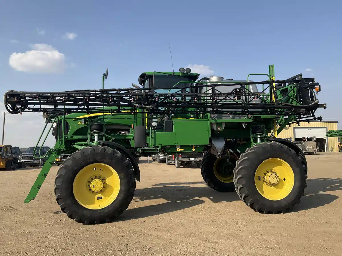 Gallery image 2 for Used 2013 John Deere 4830 Sprayer - Self Propelled