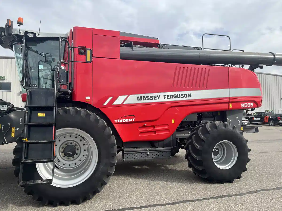 Gallery image 2 for Used 2017 Massey Ferguson 9565 Combine