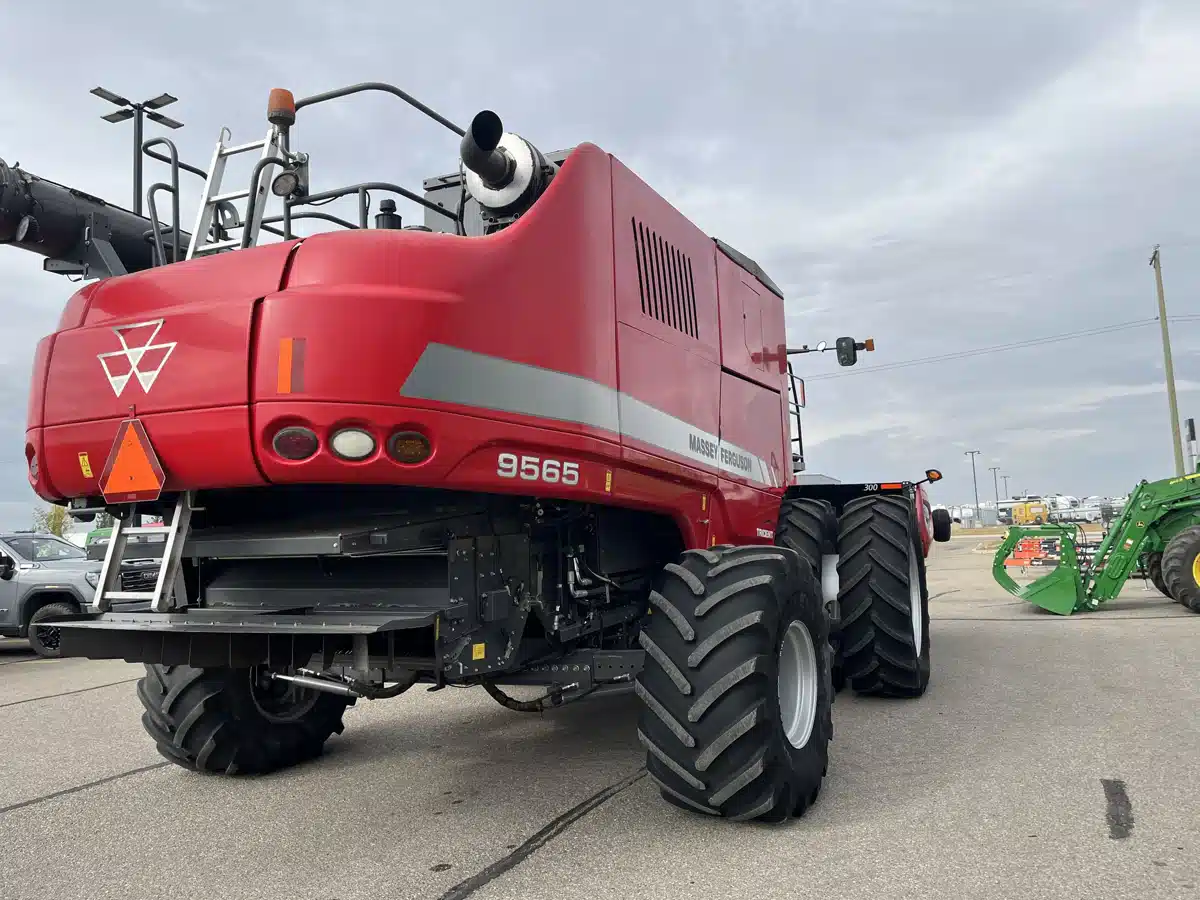 Gallery image 2 for Used 2015 Massey Ferguson 9565 Combine