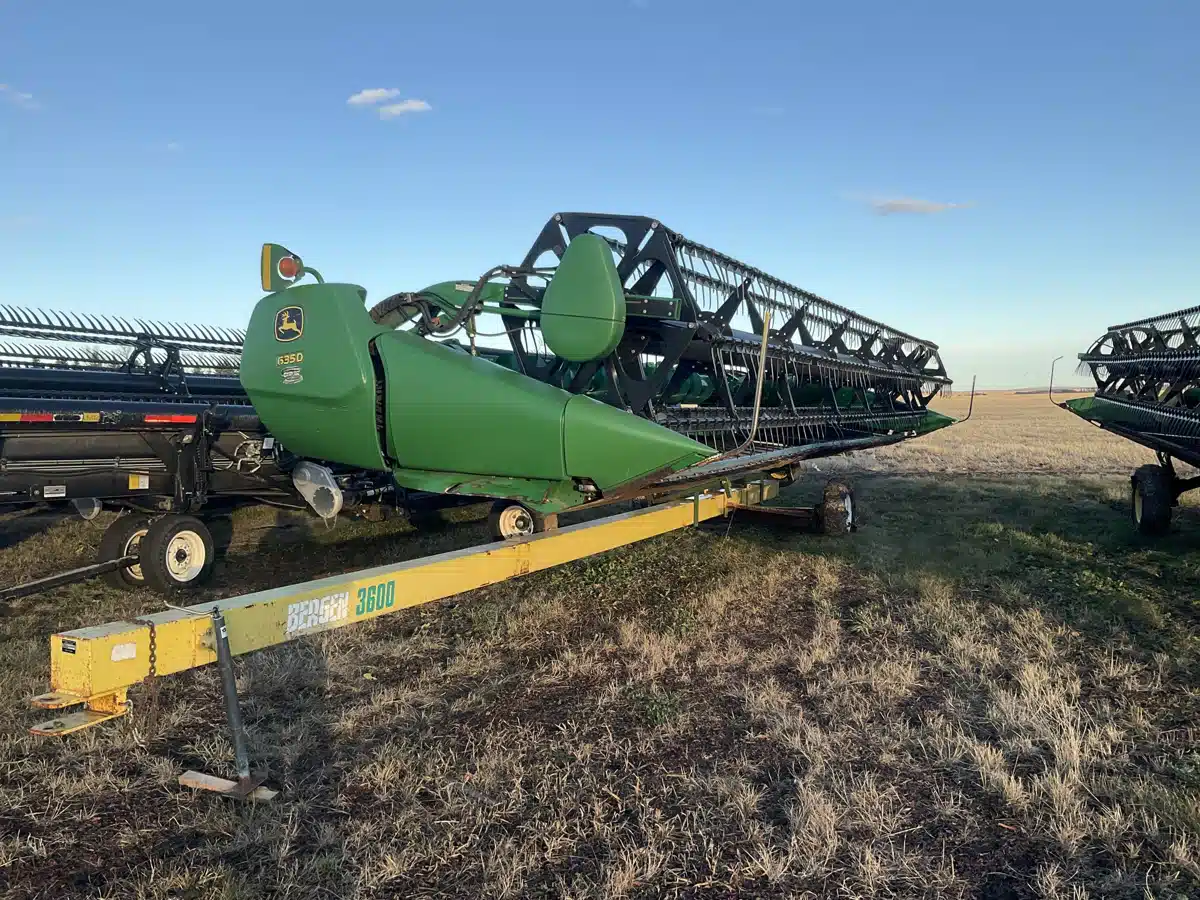 Gallery image 2 for Used 2009 John Deere 635D Header - Draper