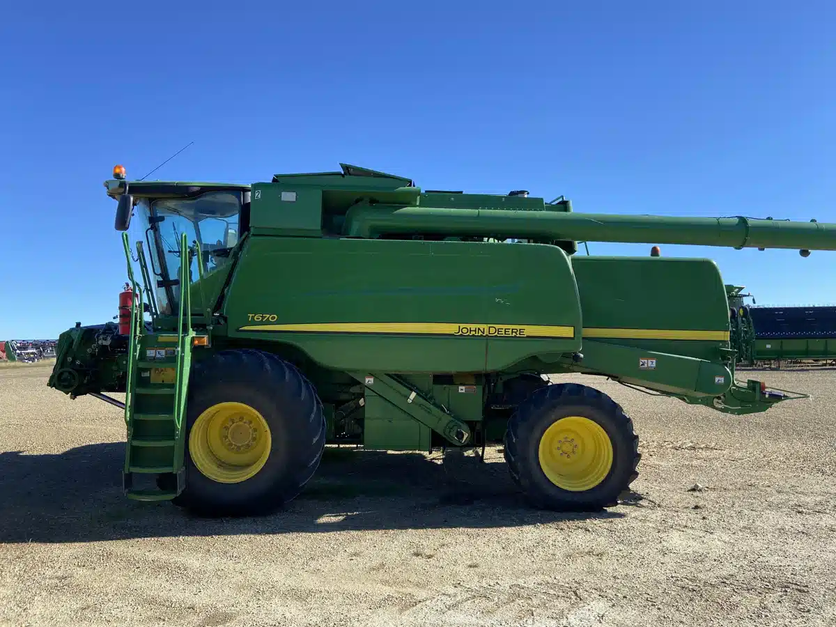 Gallery image 2 for Used 2013 John Deere T670 Combine