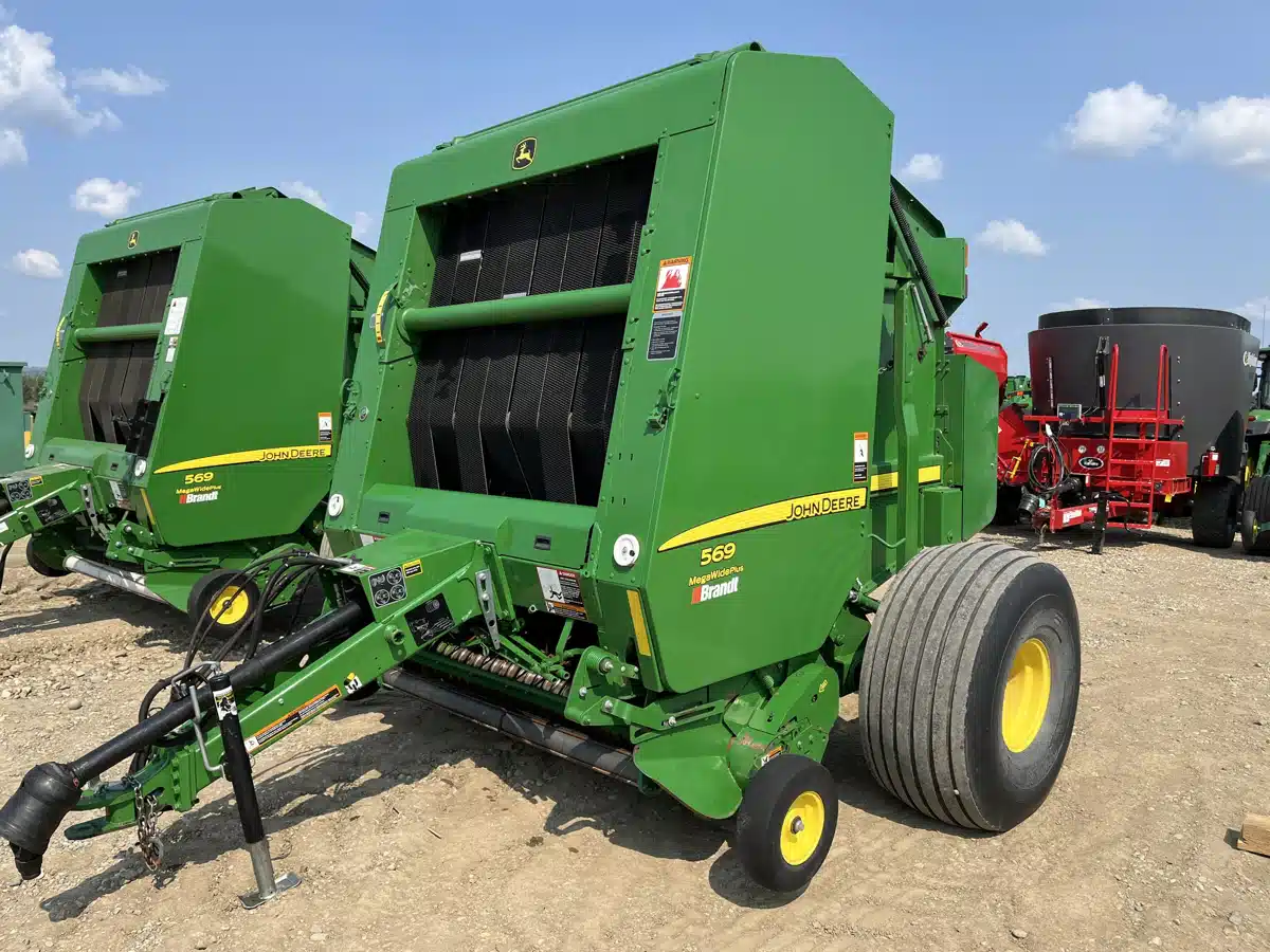 Gallery image 1 for 2015 John Deere 569 Round Baler