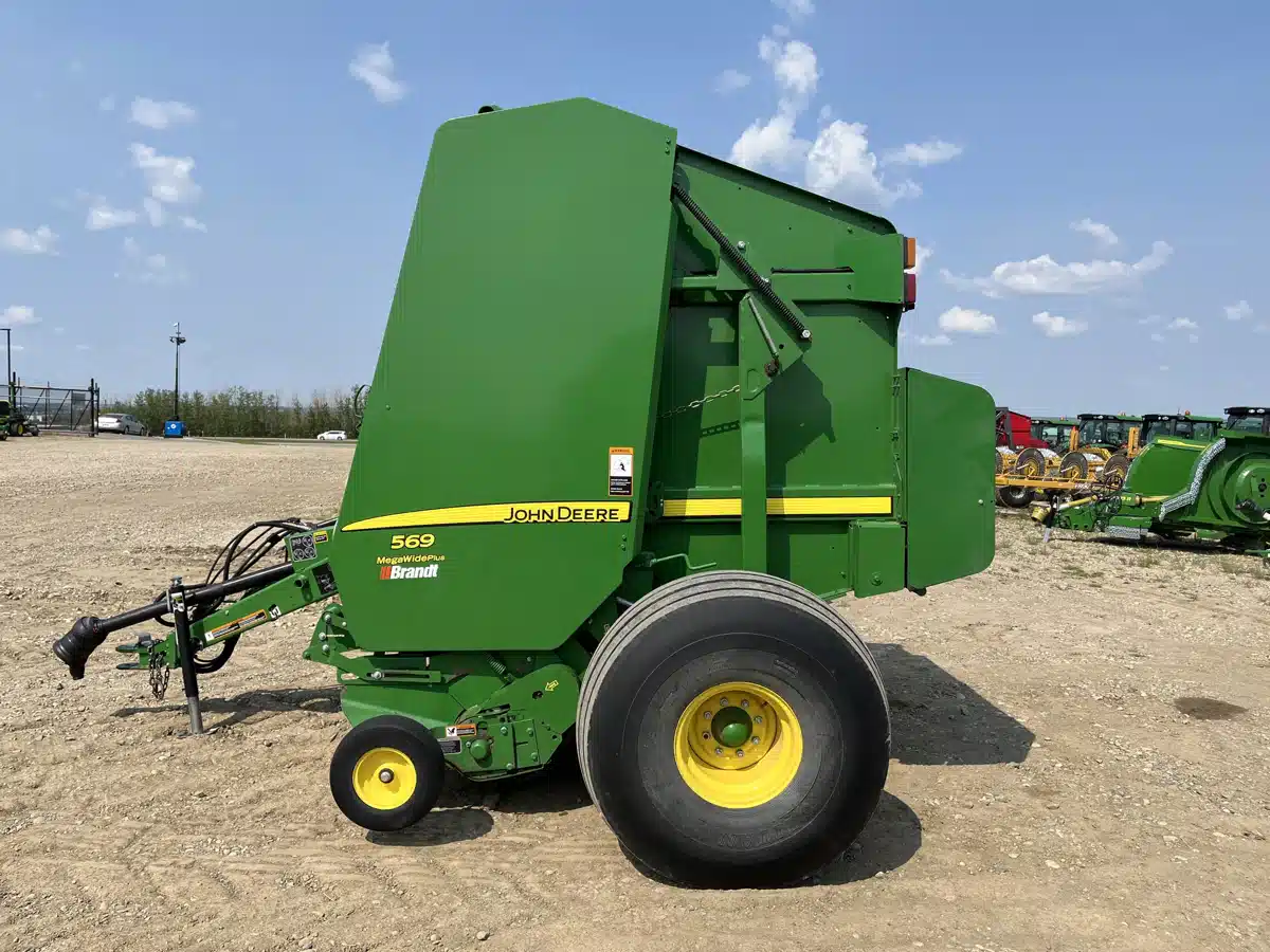 Gallery image 2 for 2015 John Deere 569 Round Baler