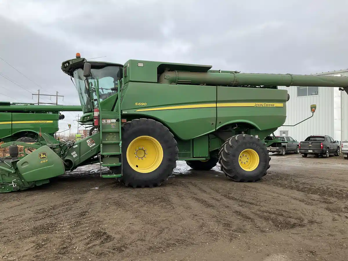 Gallery image 2 for 2016 John Deere S690 Combine
