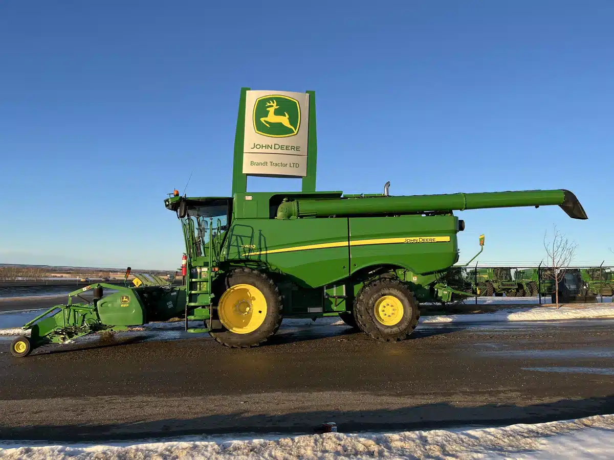 Gallery image 2 for 2014 John Deere S680 Combine