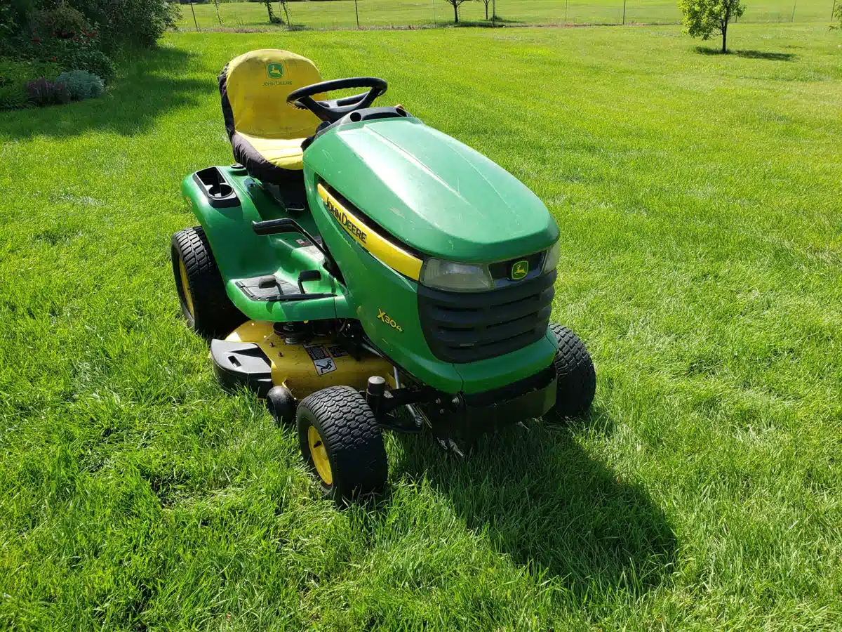 Gallery image 1 for 2011 John Deere X304 Lawn Tractor