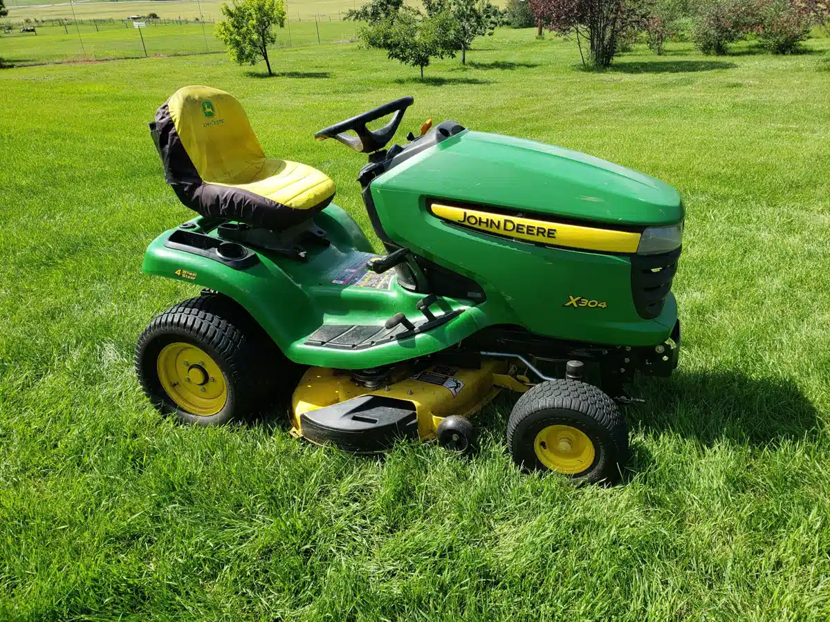 Gallery image 2 for 2011 John Deere X304 Lawn Tractor