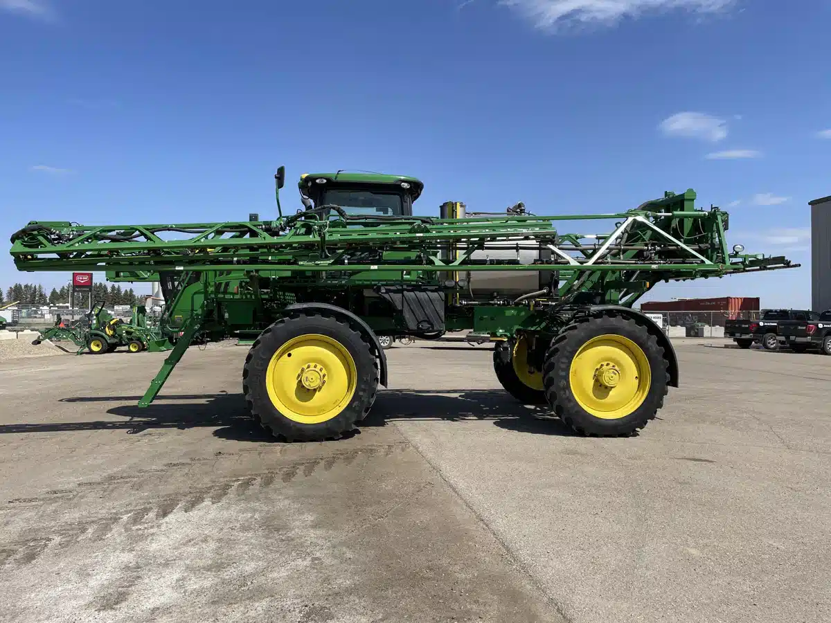 Gallery image 2 for 2017 John Deere R4038 Sprayer - Self Propelled