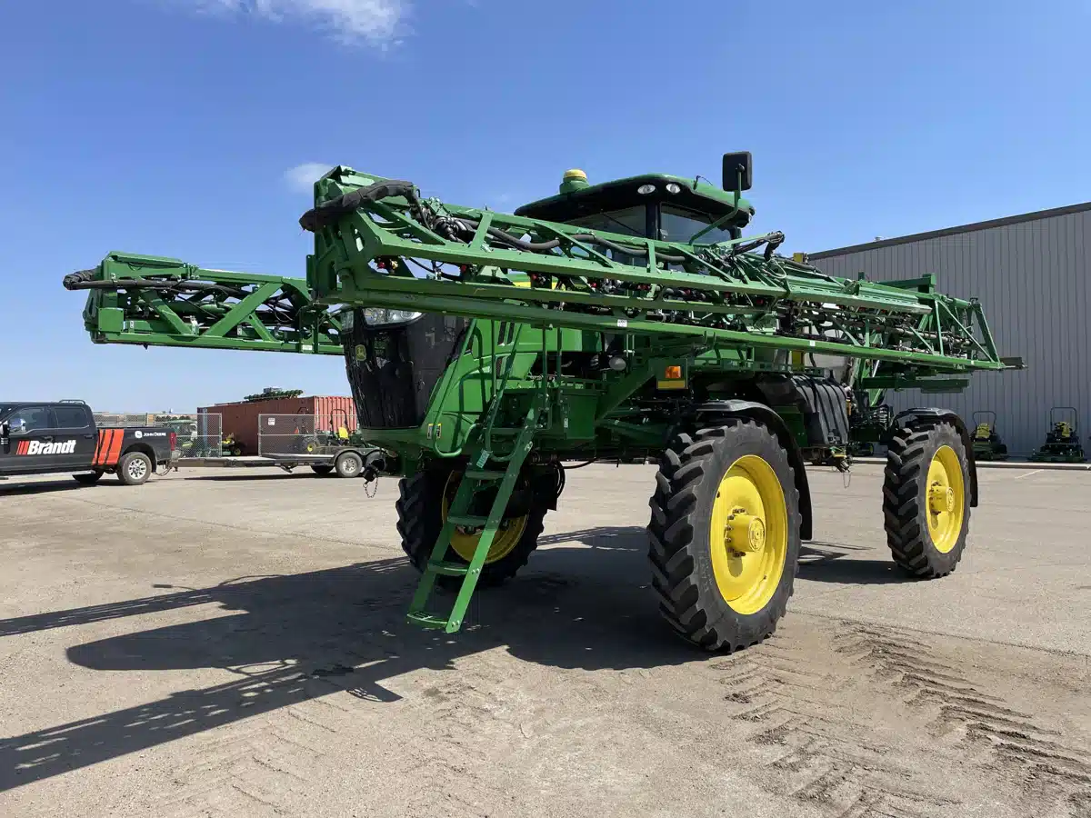 Gallery image 1 for 2017 John Deere R4038 Sprayer - Self Propelled