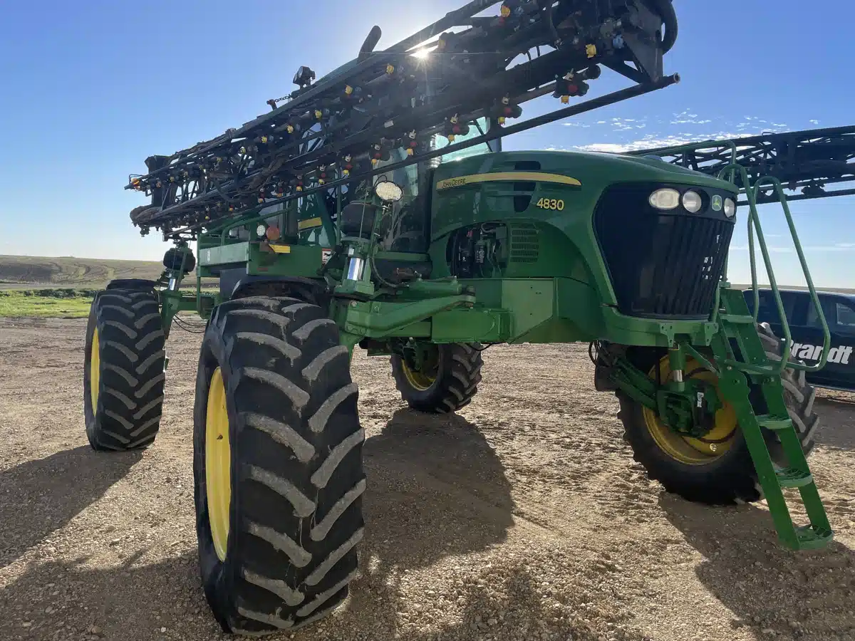 Gallery image 2 for 2008 John Deere 4830 Sprayer - Self Propelled