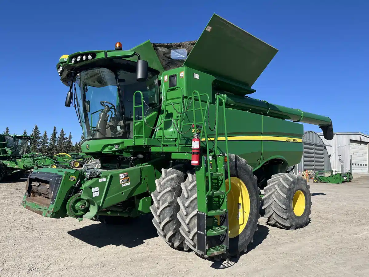 Gallery image 2 for 2017 John Deere S680 Combine