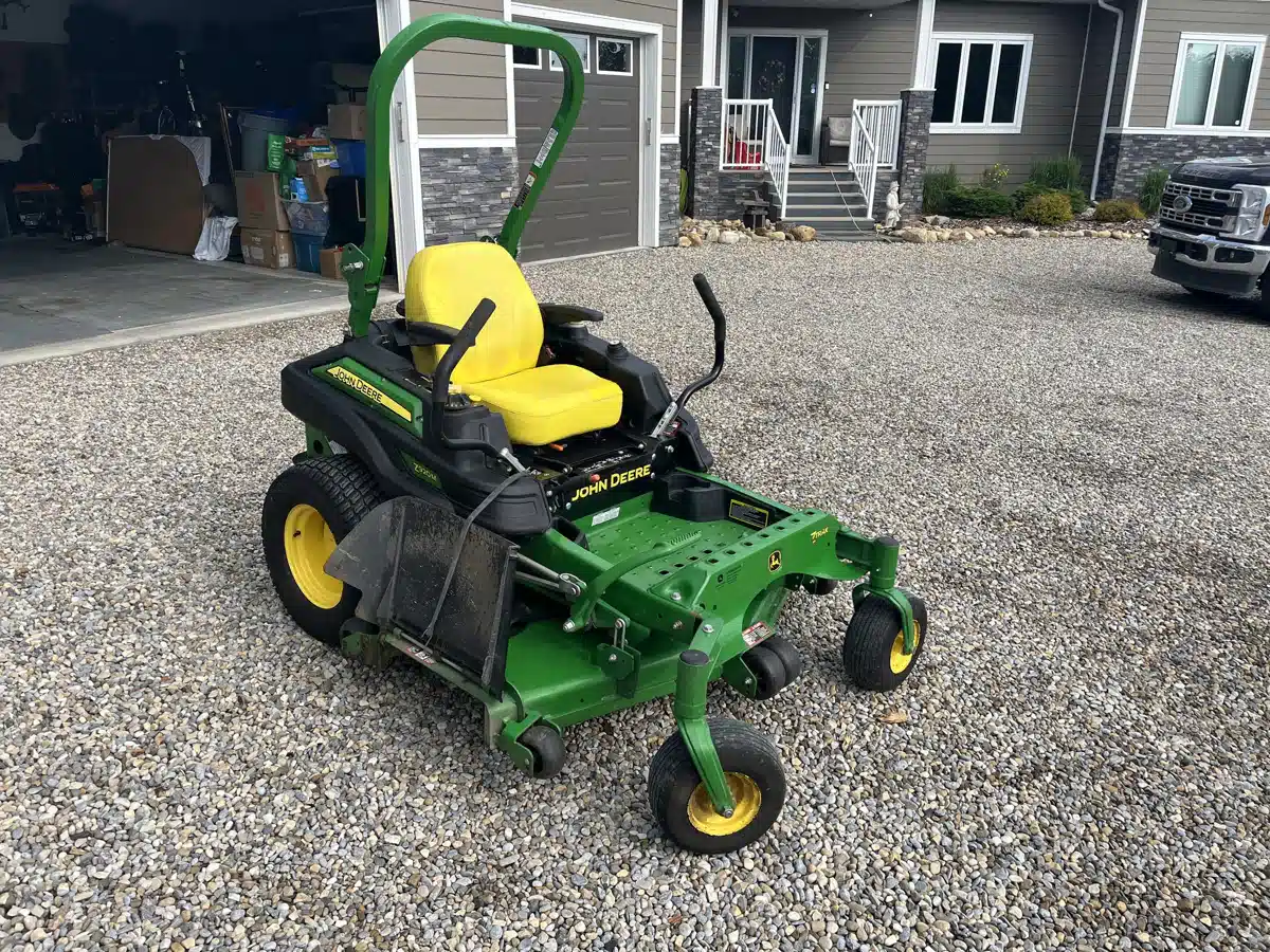 Photo de la Galerie 2 pour 2015 John Deere Z920M Tondeuse à rayon de braquage zéro