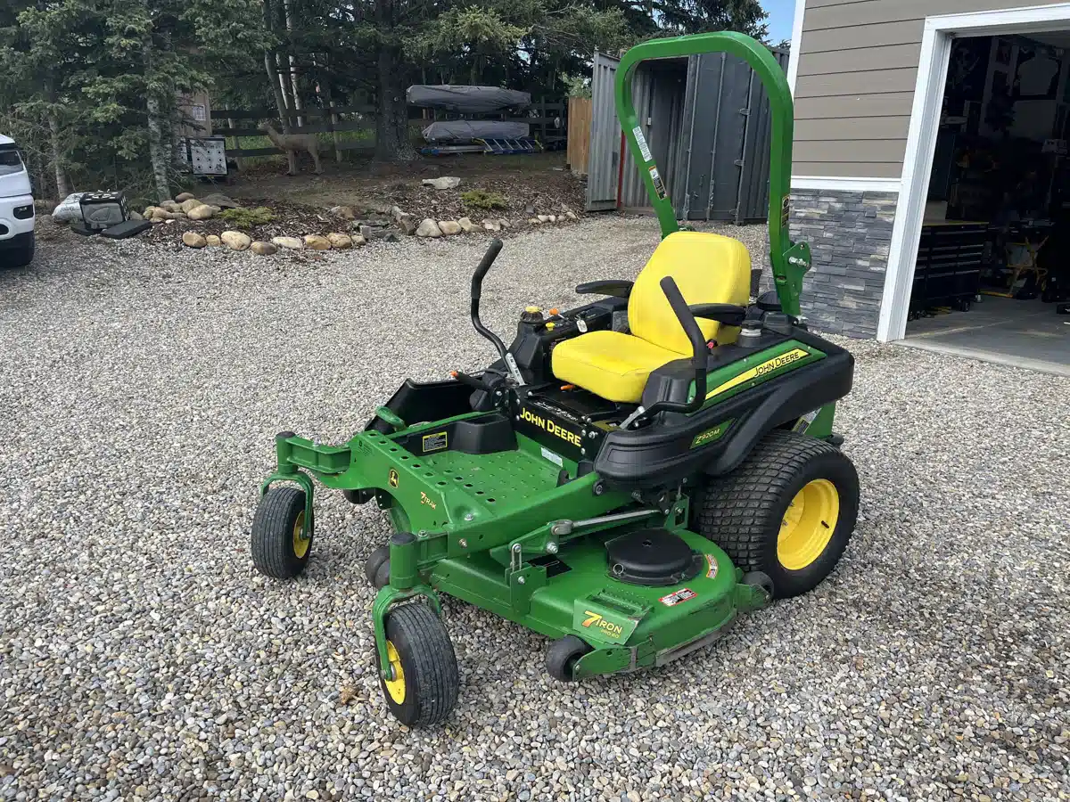 Photo de la Galerie 1 pour 2015 John Deere Z920M Tondeuse à rayon de braquage zéro