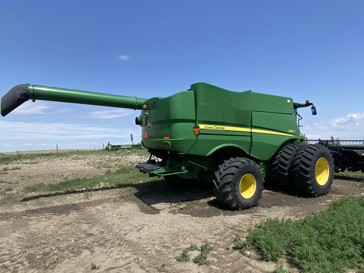 Gallery image 2 for 2016 John Deere S680 Combine