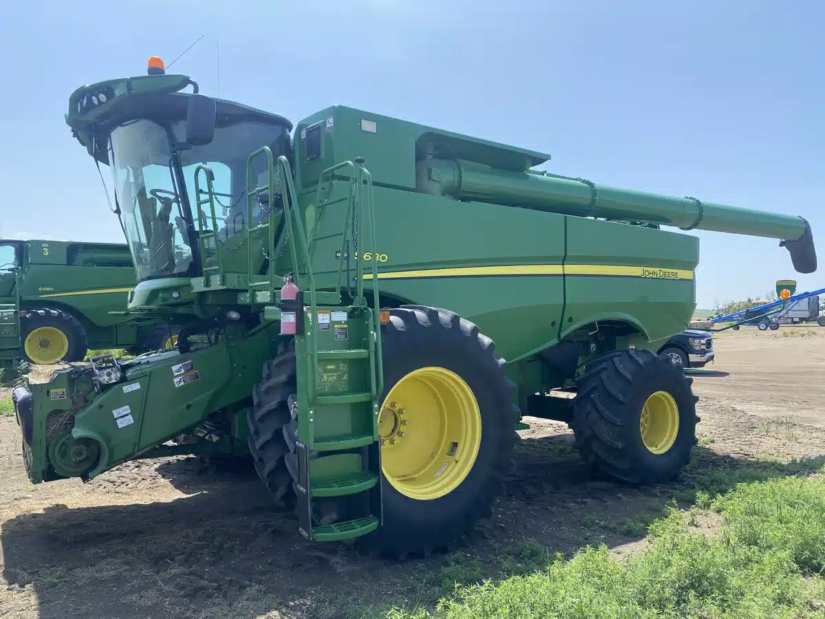 Gallery image 1 for 2016 John Deere S680 Combine