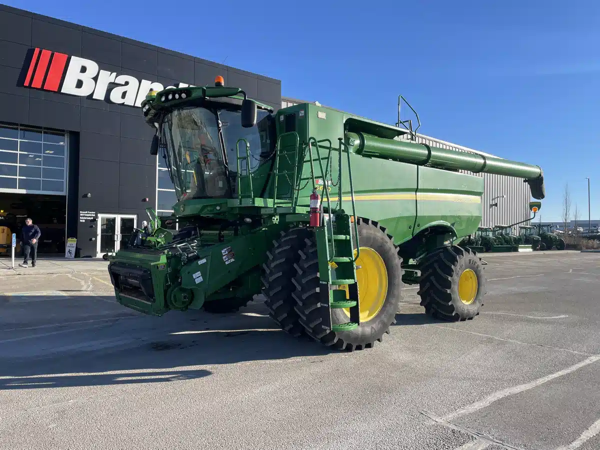 Gallery image 1 for 2017 John Deere S680 Combine