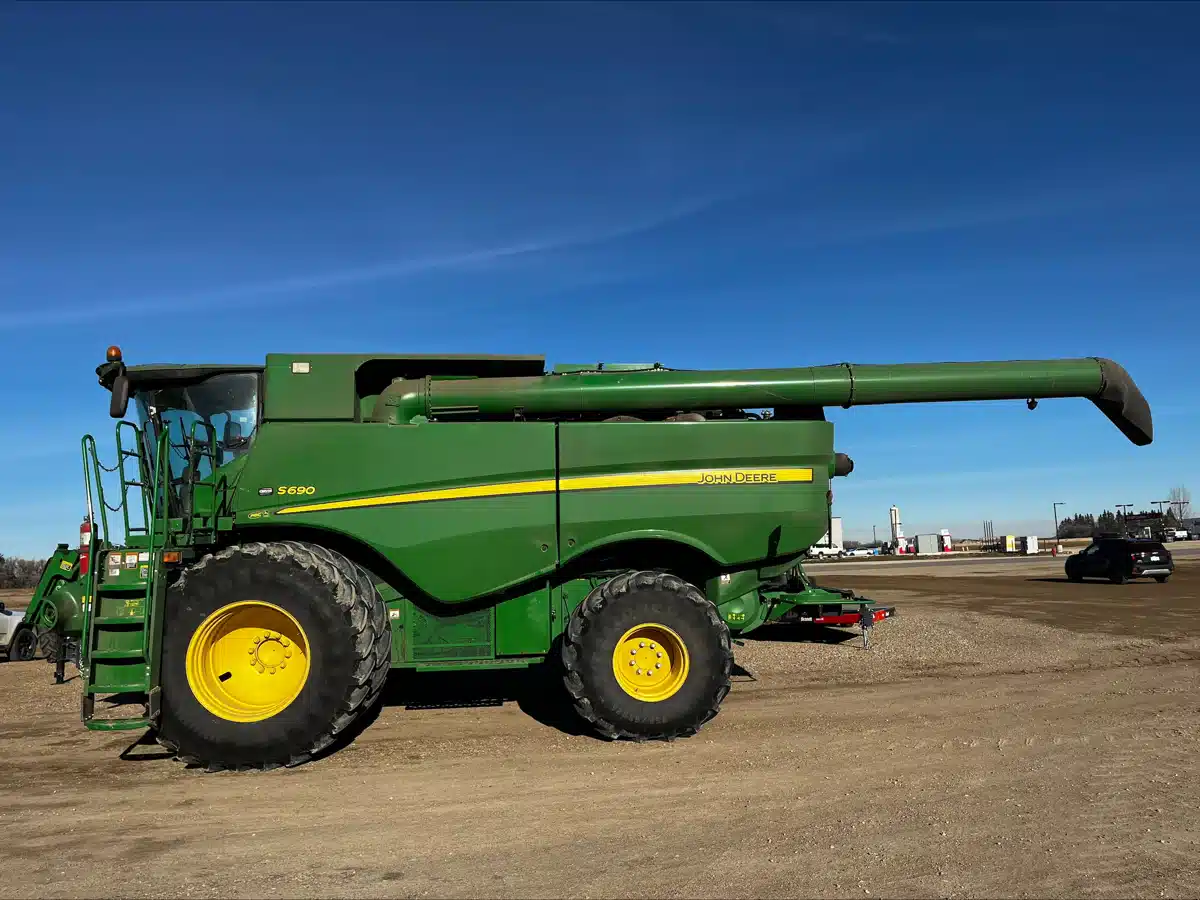 Gallery image 2 for 2012 John Deere S690 Combine