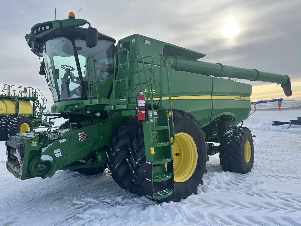 Gallery image 2 for 2016 John Deere S680 Combine