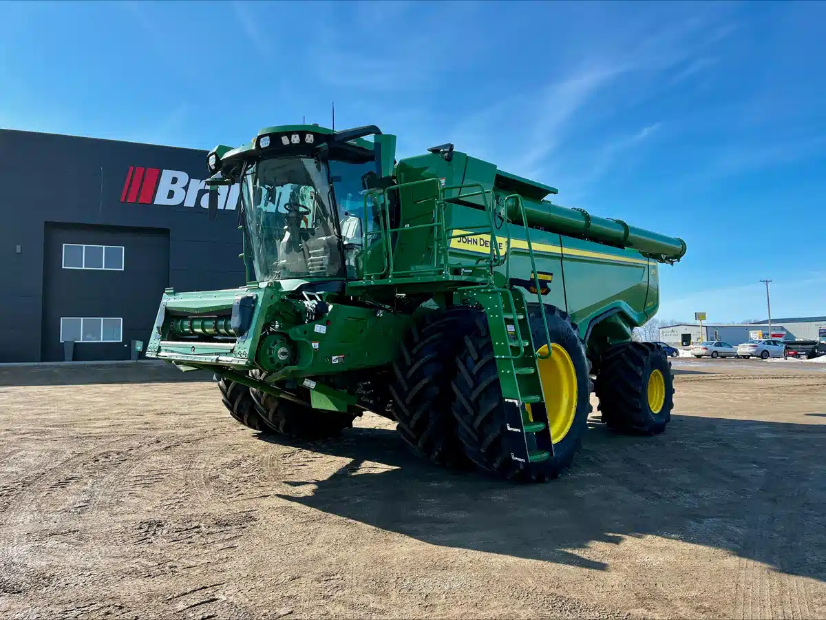 Gallery image 1 for 2025 John Deere X9 1100 Combine