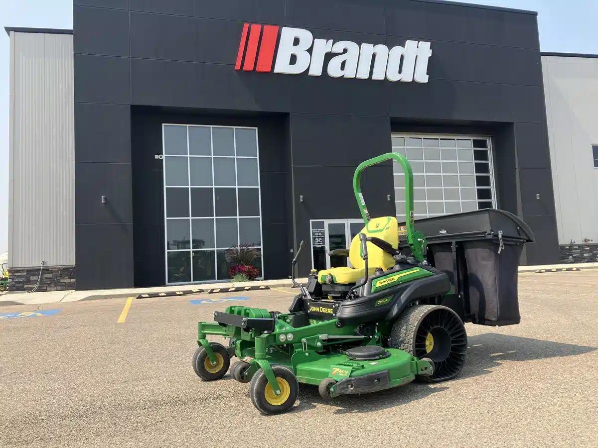 Photo de la Galerie 1 pour 2023 John Deere Z950R Tondeuse à rayon de braquage zéro
