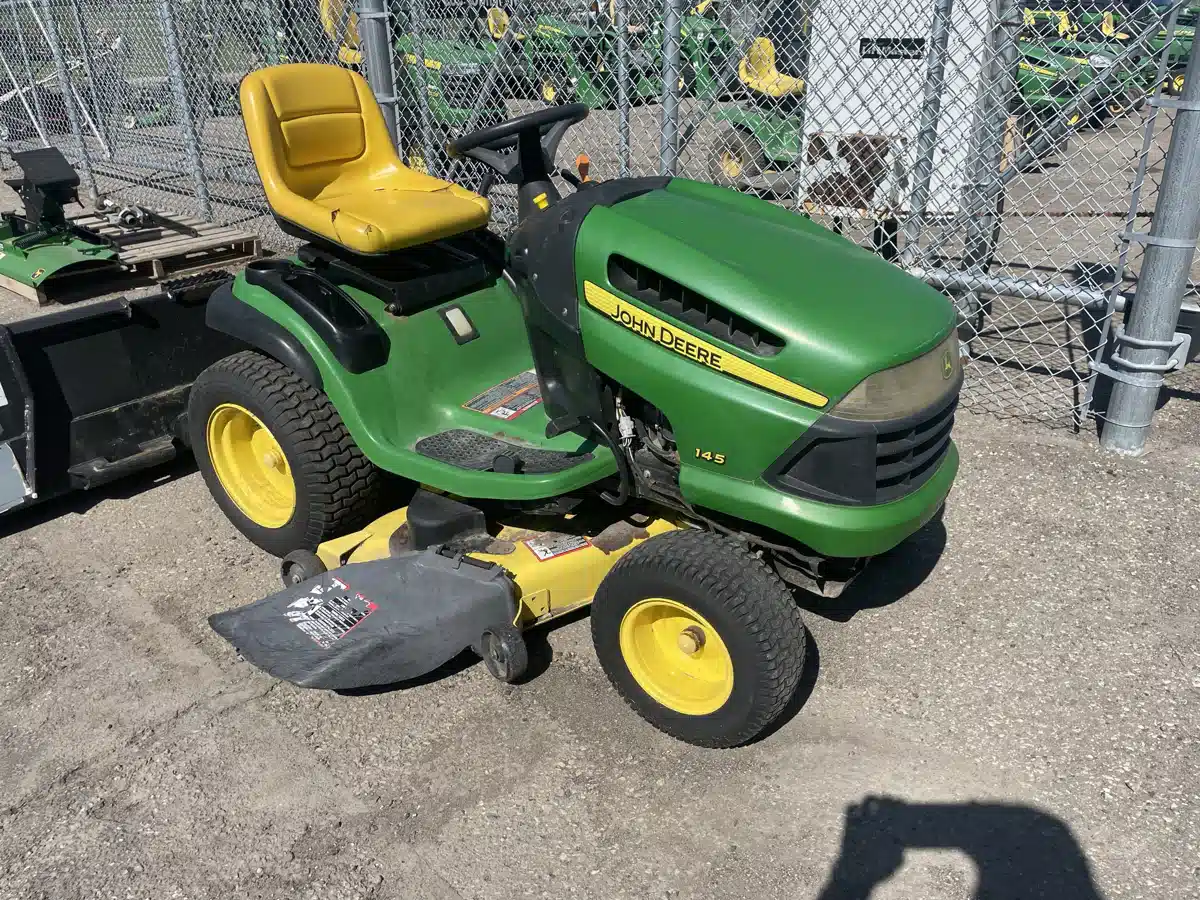 Gallery image 2 for 2006 John Deere 145 Lawn Tractor