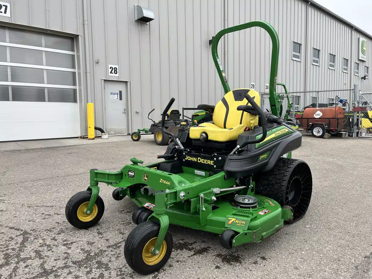 Photo de la Galerie 1 pour 2018 John Deere Z955M Tondeuse à rayon de braquage zéro