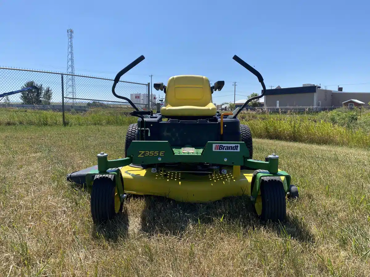 Photo de la Galerie 2 pour 2018 John Deere Z355E Tondeuse à rayon de braquage zéro