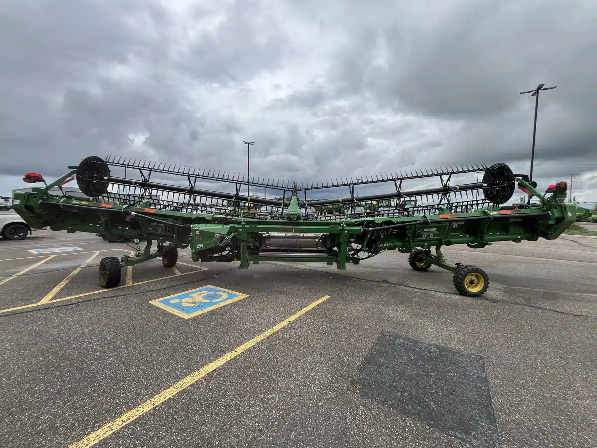 Gallery image 2 for 2023 John Deere HD40R Header - Draper